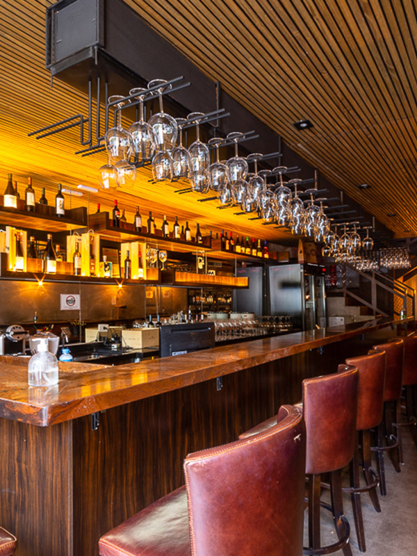 VINO WINE BAR<br>A Pé 1KM • 12 MIN*